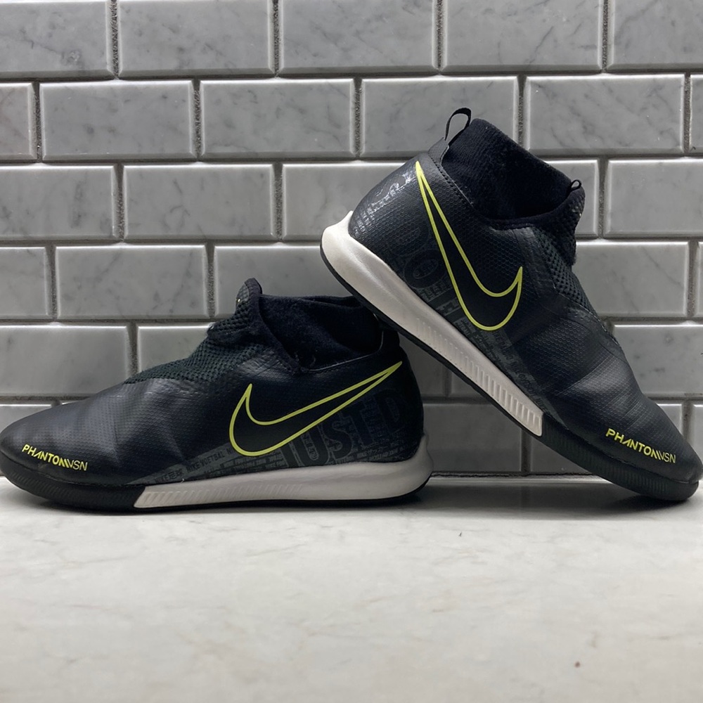 Nike Phanton Vsn indoor soccer cleats. US size 6